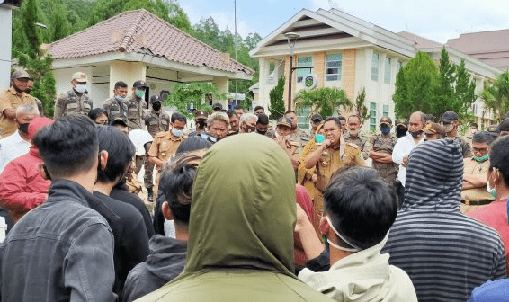 Aksi Unjuk Rasa Pemuda Mahasiswa Wotu