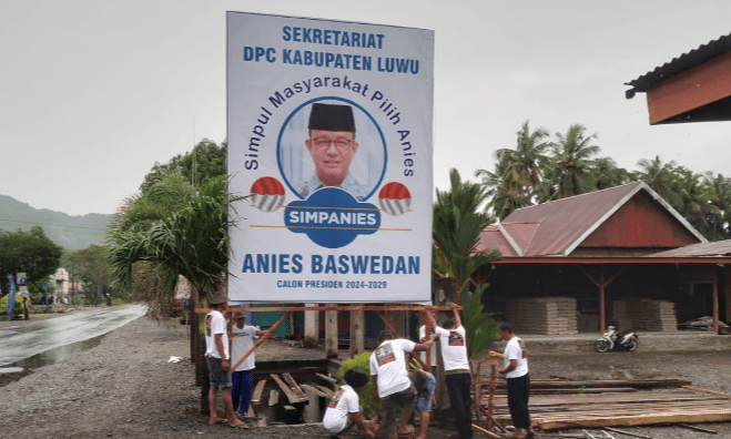 Relawan Simpanies mendirikan baliho raksasa di Kabupaten Luwu, Sulawesi Selatan.