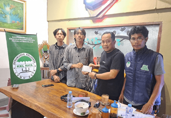 Mahasiswa Unhas serahkan donasi untuk korban banjir Luwu ke Sekretaris BPW KKLR Sulsel Asri Tadda, Selasa, 21 Mei 2024 di Makassar.