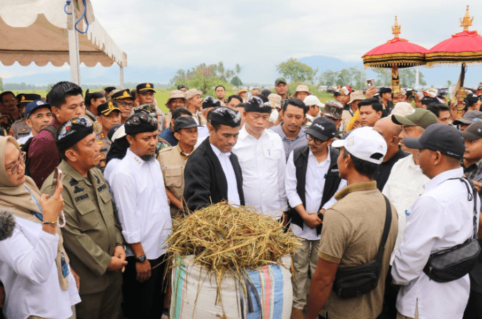 Bupati Luwu Timur, H. Irwan Bachri Syam mendampingi Menteri Pertanian Republik Indonesia (Mentan RI ), Andi Amran Sulaiman saat menyaksikan Panen Raya padi di Desa Margomulyo, Kecamatan Tomoni Timur, Senin (19/05/25).