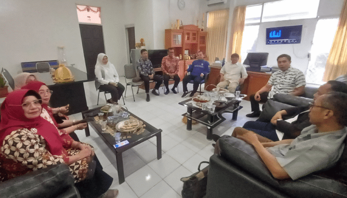 Audiensi KKLT dengan Kepala Disnakertrans Sulsel