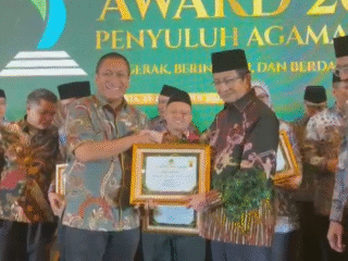 Bupati Luwu Timur Raih Penghargaan Kemenag atas Dukungan bagi Penyuluh Agama