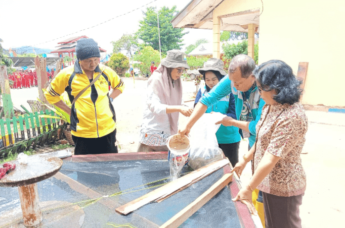 Kendalikan DBD, Pemkab Lutim Lepas Ribuan Ikan Nila