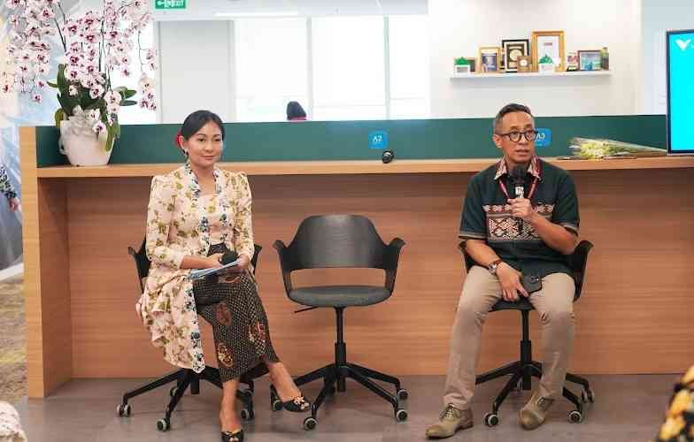 Head of Corporate Communication PT Vale, Vanda Kusumaningrum bersama Presdir dan CEO PT Vale Bernardus Irmanto