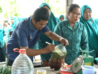 PKK Luwu Timur Dorong Pemanfaatan Limbah Dapur Jadi Eco-Enzyme Bernilai Ekonomi