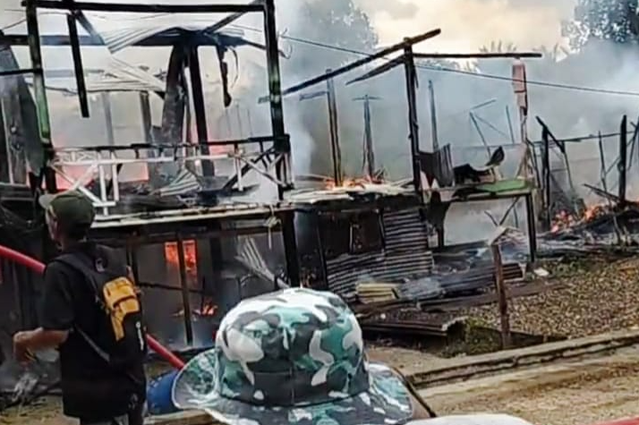 Kebakaran Hanguskan Tiga Rumah di Paorebbae Desa Wewangriu Malili