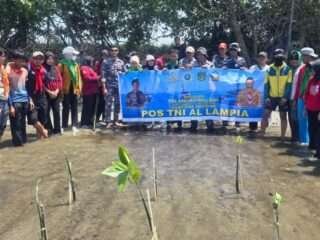 Tanam 300 Mangrove dan Bersih Pantai, Gema Lutim Dorong Gerakan Jaga Pesisir