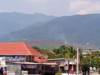Satu Titik Asap Terlihat di Puncak Indah, Dua Titik Api Masih Dipadamkan di Desa Harapan