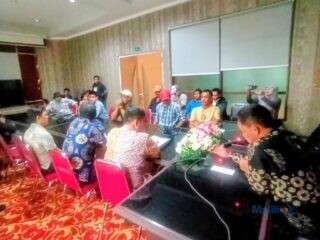 Dialog dengan Pemkab Lutim, Mangade To Magi Minta Penghentian Land Clearing PT. IHIP